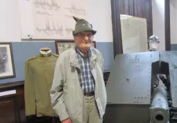 Giuseppe Fornero con il suo cappello da Alpino al museo della Divisione Cuneense, nella sala dedicata alla Prima Guerra Mondiale